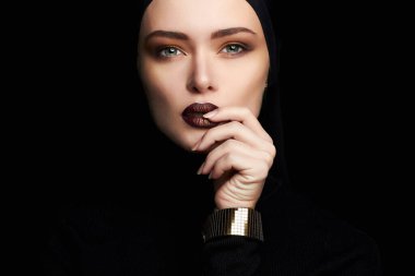 Güzellik makyajı. Moda mücevher bileziği takan güzel bir kadın. Güzel, genç, Müslüman bir kadın yüzü. kozmetik konsepti