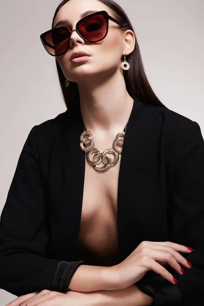 Πορτρέτο Μόδας Της Όμορφης Σέξι Γυναίκα Γυαλιά Ηλίου Και Κοσμήματα — Φωτογραφία Αρχείου