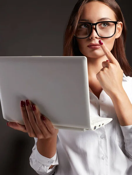 戴眼镜的漂亮聪明的年轻女子 带着笔记本电脑的女学生女商人 — 图库照片