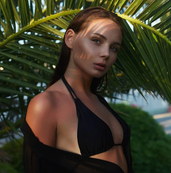 Schönes Sommermädchen Sonnenuntergang Junge Sexy Frau Bikini Unter Palmen Schönheitsporträt — Stockfoto