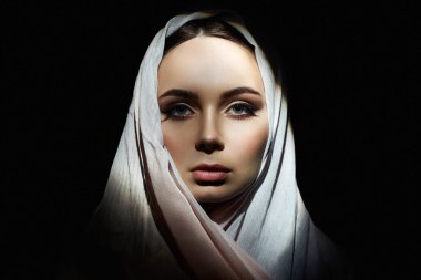 Başörtüsü içinde güzel genç bir kadın. Kapüşonlu güzel kız. Doğulu moda kadını. Etnik insanlar. Güzel, genç Müslüman kadın.