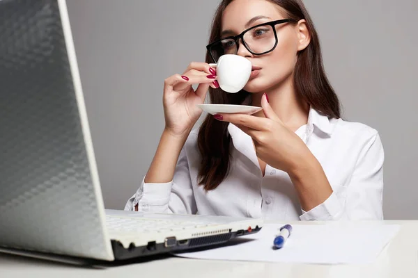 Joven Mujer Negocios Feliz Bebiendo Café Hermosa Chica Con Gafas —  Fotos de Stock