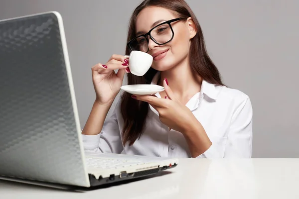 Joven Mujer Negocios Feliz Bebiendo Café Hermosa Chica Con Gafas — Foto de Stock