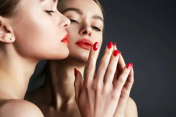 Όμορφο Κορίτσι Στον Καθρέφτη Αισθησιακό Νεαρή Γυναίκα Κόκκινα Χείλη Μακιγιάζ — Φωτογραφία Αρχείου