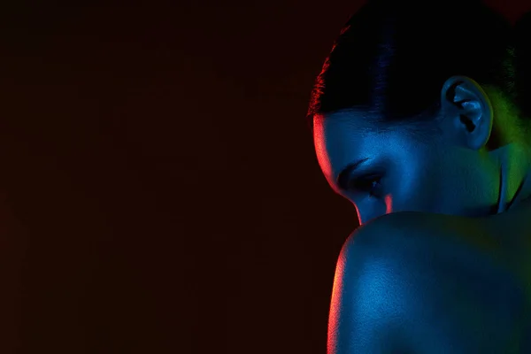 Γυναικεία Σιλουέτα Όμορφη Γυναίκα Χρωματιστά Φώτα Πολύχρωμο Κορίτσι Σώμα Ακτινοβολίας — Φωτογραφία Αρχείου