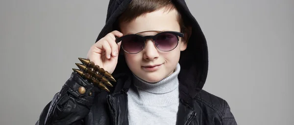 Modischer Kleiner Junge Kapuzenpulli Und Sonnenbrille Stilvolles Kind Leder Modekind — Stockfoto