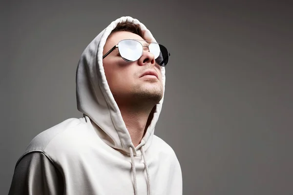 Hombre Capucha Gafas Niño Moda Una Sudadera Con Capucha — Foto de Stock