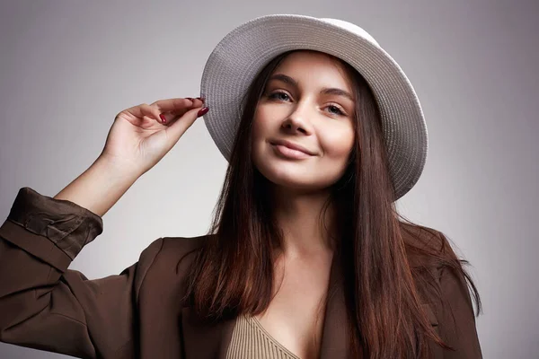 Uma Bela Jovem Chapéu Moda Beleza Menina Feliz Retrato Feminino — Fotografia de Stock