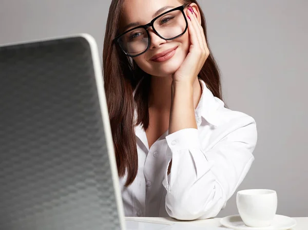 Joven Mujer Negocios Feliz Oficina Hermosa Chica Con Gafas Chica — Foto de Stock