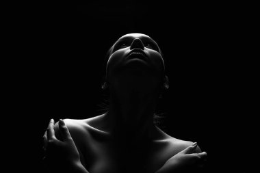 Karanlıkta ışığın altında çıplak kadın silueti. Güzel, Seksi, Çıplak Vücut Kızı