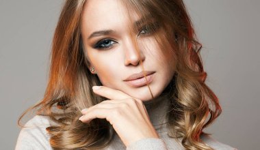 Kırmızı ışıkta güzel genç bir kadın. makyaj ve kıvırcık sarı Saç ile şehvetli güzel kız