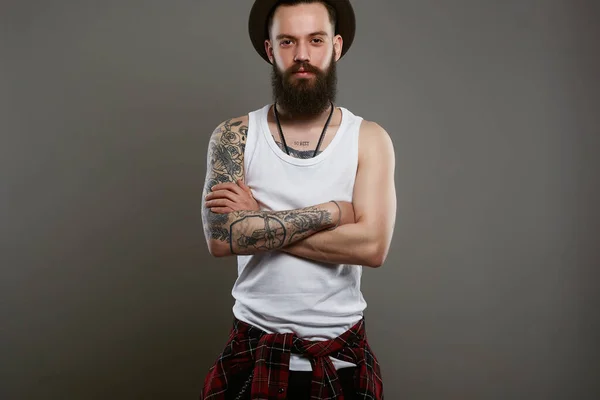 Hombre Barbudo Tatuado Sombrero Brutal Chico Hipster Con Tatuaje —  Fotos de Stock