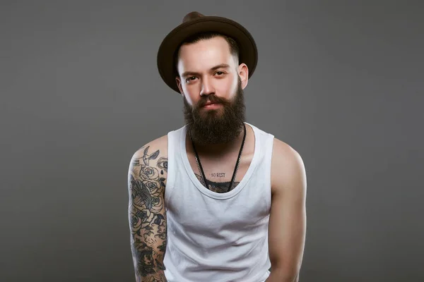 Hombre Barbudo Tatuado Sombrero Sonriente Chico Con Tatuaje —  Fotos de Stock