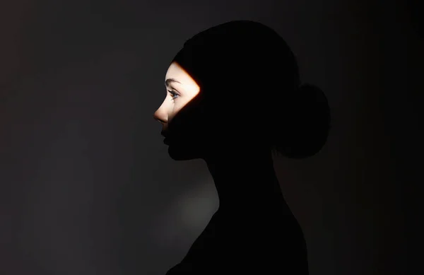 Όμορφο Κορίτσι Στο Σκοτάδι Νεαρή Γυναίκα Σκιά Στο Πρόσωπο — Φωτογραφία Αρχείου