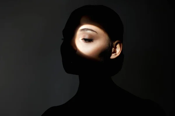 Schöne Mädchen Der Dunkelheit Junge Frau Mit Licht Gesicht — Stockfoto