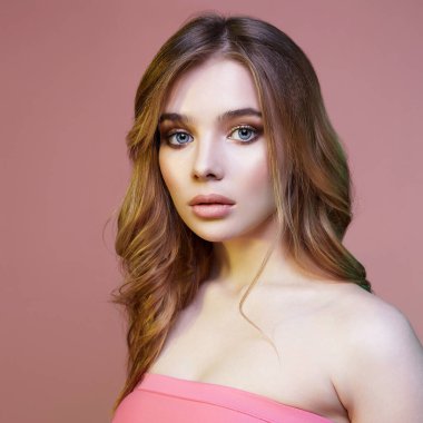 Pembeli güzel sarışın kadın. seksi model kız moda portresi