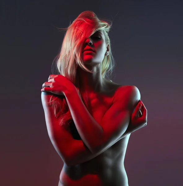 Sexy Mooie Jonge Vrouw Mode Kunst Naakt Meisje Rood Licht — Stockfoto