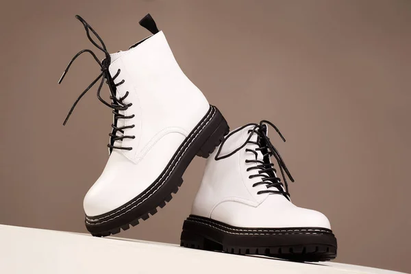Botas Brancas Sapatos Moda Ainda Vida Foto Elegante Estúdio — Fotografia de Stock