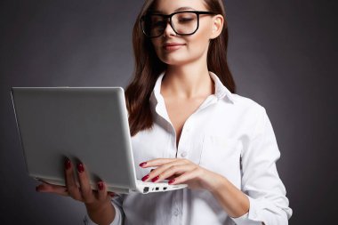 Gözlüklü güzel ve zeki genç bir kadın. Laptoplu öğrenci kız. İş kadını.