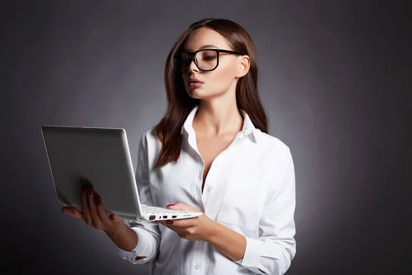 戴眼镜的漂亮聪明的年轻女子 带着笔记本电脑的女学生女商人 — 图库照片