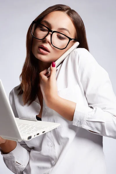 Piękna Młoda Kobieta Okularach Patrząca Laptopa Rozmawiająca Przez Telefon Portret — Zdjęcie stockowe