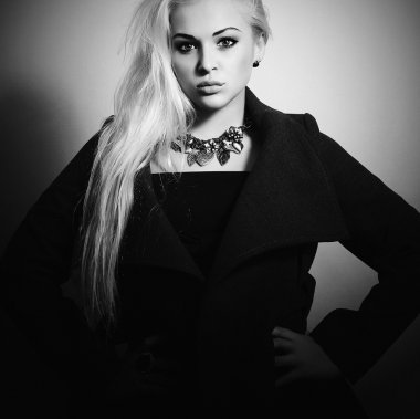 güzel sarışın kadın pardesü. şık bir bayan. Elegance güzellik kız takı. Sonbahar