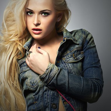 kot pantolon güzel bir kız. denim jeans wear.beauty Kız kıvırcık saçlı. gri background.blond seksi woman.long saç