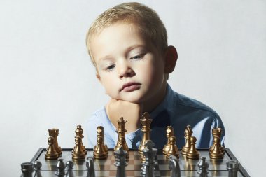 Chess.Smart kid.fashion children.5 yaşında child.little dahi çocuk küçük bir çocuk. zeki game.chessboard