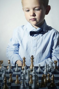 Chess.Smart kid.fashion children.5 yaşında child.little dahi çocuk küçük bir çocuk. zeki game.chessboard