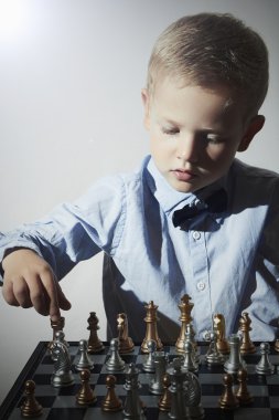 Chess.Smart kid.fashion children.5 yaşında child.little dahi çocuk küçük bir çocuk. zeki game.chessboard