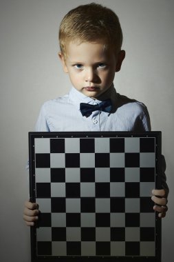 chessboard.fashion children.bow-tie.little dahi çocuk olan küçük çocuk. Akıllı game.emotion. ciddi
