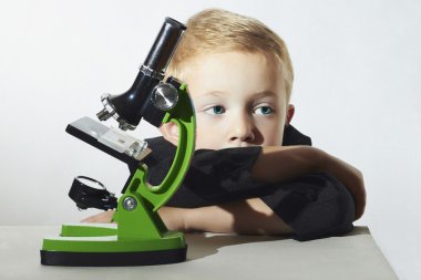 küçük çocuk bir microscope.education ile study.sad child.children.schoolboy kalmak istemiyorum