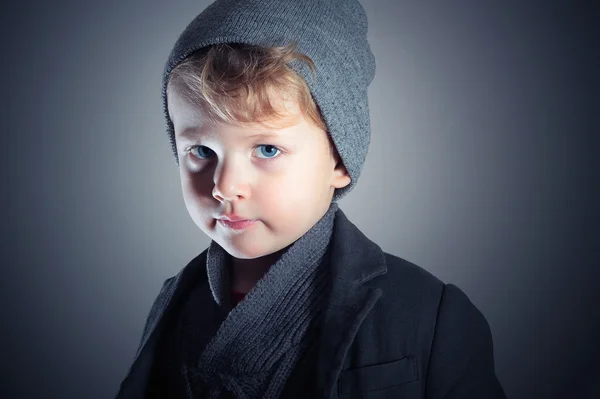 Winter Style Little Boy in cap.Stylish Handsome Criança. Crianças da moda. em sweater.sad.serious — Fotografia de Stock