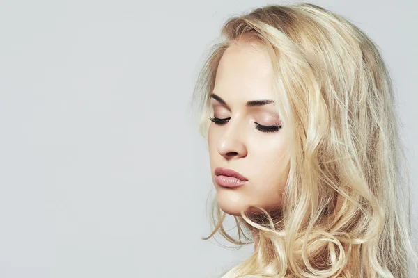 Young beautiful woman.Sexy Blond girl. Gray Background.Your text here.closed eyes — Stock Photo, Image