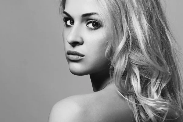 Vackra ansikte av unga woman.blond girl.close-up.pure skönhet modell. konst svartvita porträtt — Stockfoto
