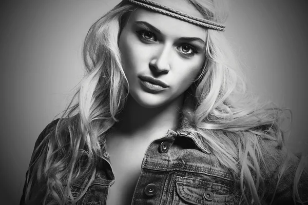 Retrato monocromo de moda de hermosa woman.blond Sexy girl.beauty negro & white.denim jeans desgaste — Foto de Stock
