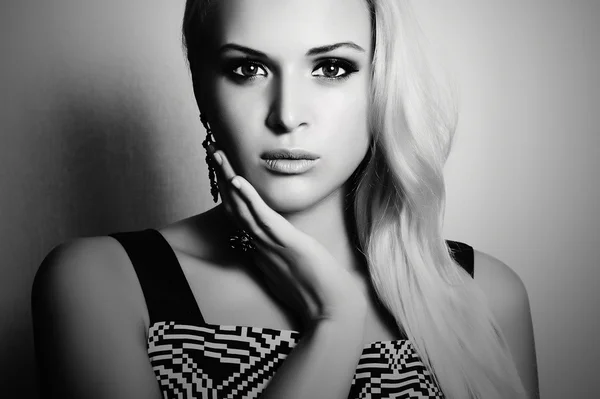 Black and white portrait of beautiful blond woman. beauty girl — Stock Photo, Image