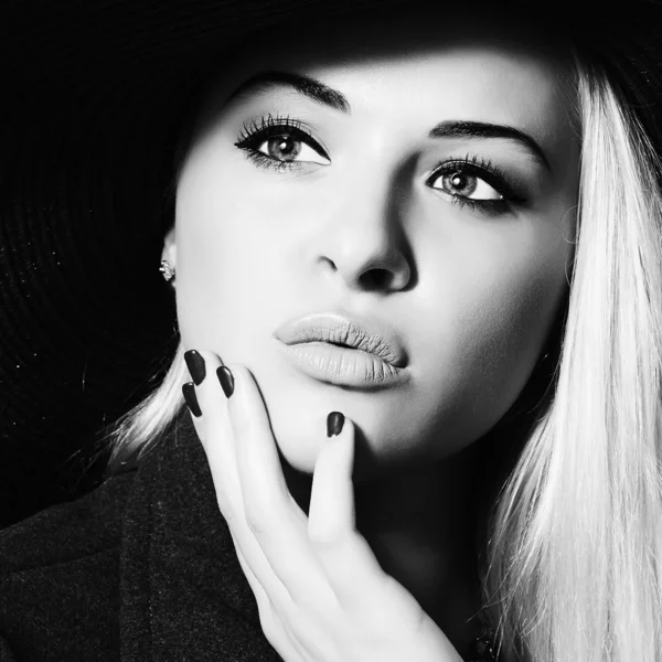 Beautiful Woman in Hat.Elegance Beauty Girl.Monochrome — Stock Photo, Image