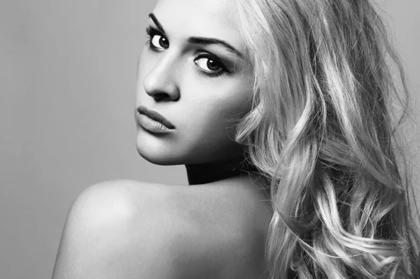 Szép arc, a fiatal woman.blond girl.art fekete-fehér portrait.sexy — Stock Fotó
