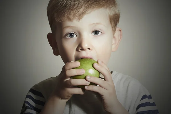 재미 있는 아이 먹는 apple.little 소년. 건강 식품입니다. fruits.vitamin c — 스톡 사진