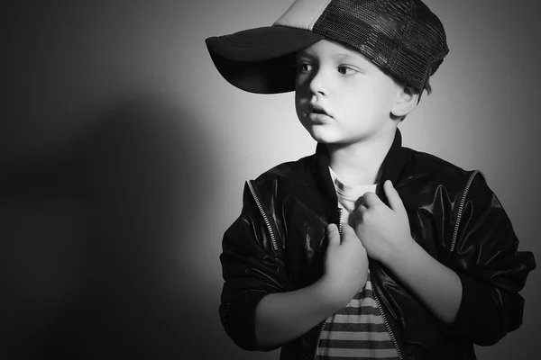 Испуганный ребенок в dark.stylish мало boy.fashion children.hip хоп стиль — стоковое фото