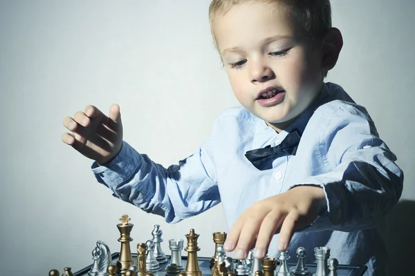 Menino elegante jogando xess.Smart kid.fashion children.5 Anos Criança em Bow-tie. Pequeno gênio Child.Chessboard — Fotografia de Stock