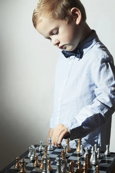 Chess.Smart kid.fashion children.5 yaşında child.little dahi çocuk küçük bir çocuk. zeki game.chessboard