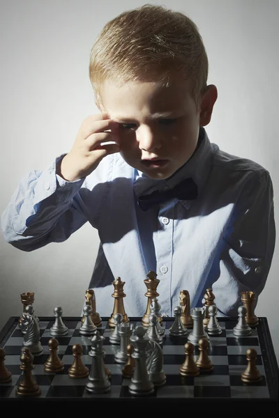 Liten pojke spelar chess.smart kid.fashion children.5 år child.little geni barn. intelligent game.chessboard — Stockfoto