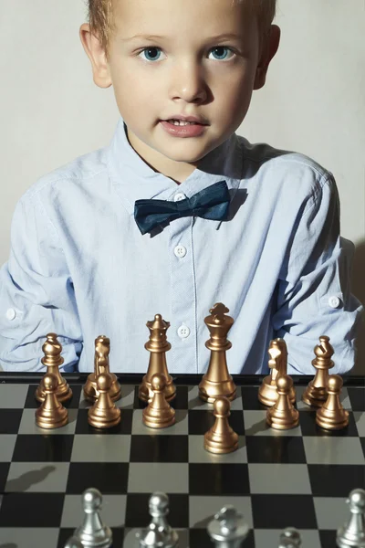 Chess.Smart kid.fashion children.5 yaşında child.little dahi çocuk küçük bir çocuk. zeki game.chessboard — Stok fotoğraf