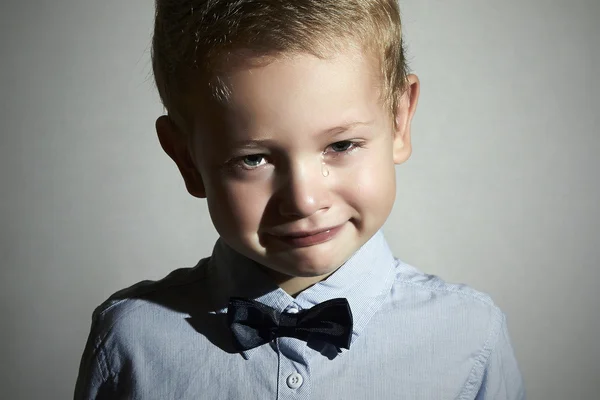 Portret van huilende kind. triest weinig boy.cry.tears op cheeks.emotion — Stockfoto