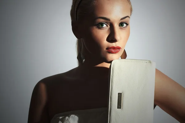 Beautiful blond woman.Fashion Stylish girl with white clutch.Red lips — Stock Photo, Image