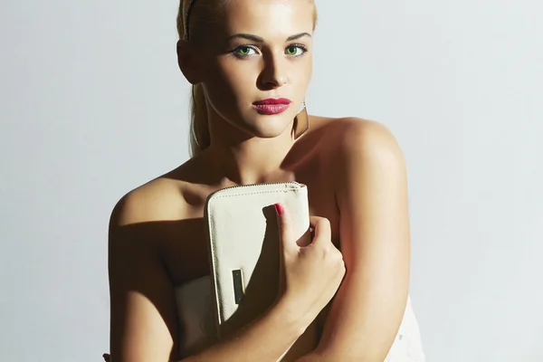 Vacker blond woman.fashion people.stylish flicka med vit clutch.white brud klänning — Stockfoto