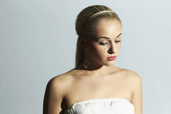 Traurige Braut im weißen Kleid. schöne blonde woman.fashion people.stylish Mädchen mit roten Lippen — Stockfoto