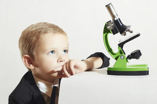 Divertido retrato child.little scientist.fashion de niño en tie. Niño escolar que trabaja con un microscopio. Niño .Smart. Educación — Foto de Stock